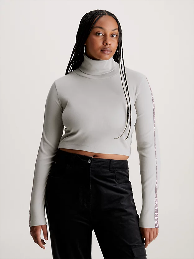 Top cropped com fita de logo