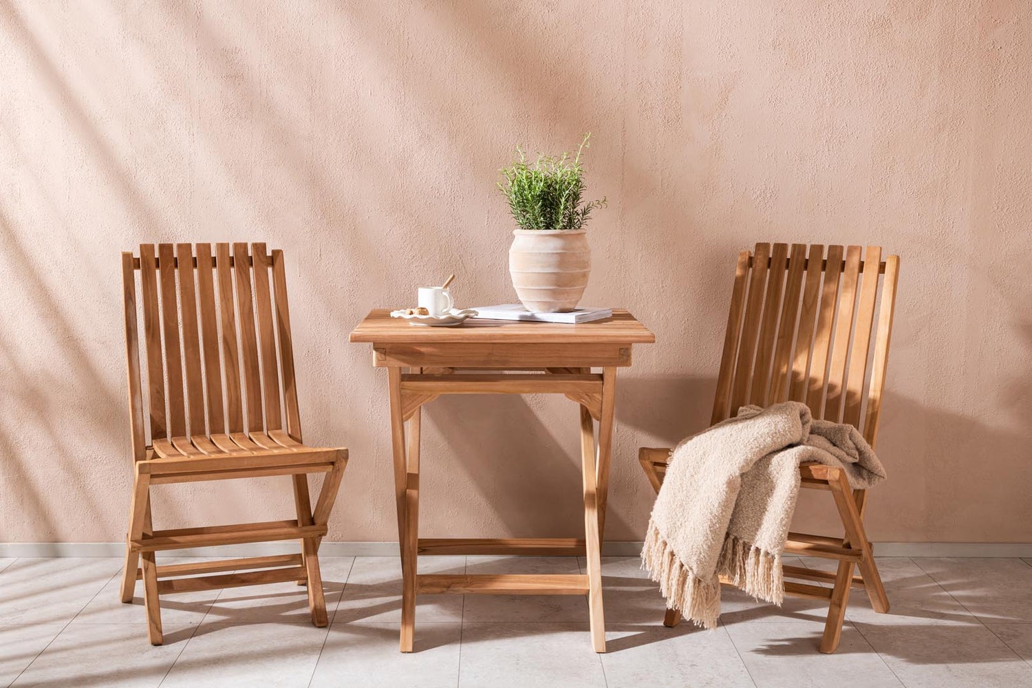 Ghana tuinset: tafel 70x70cm, 2 stoelen, natuurlijke afwerking. 70 x 75 x 70 cm