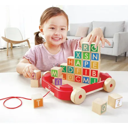 Hape Buchstabenbauklötze im Nachziehwagen