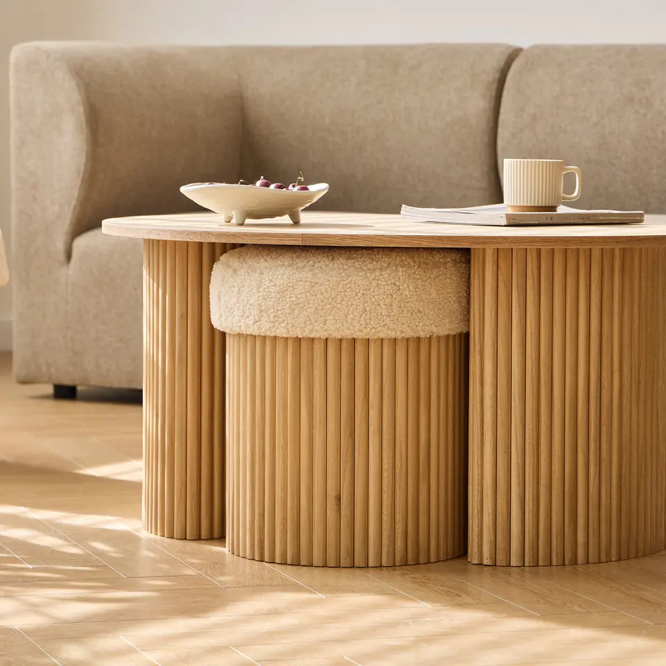 Set van een houten salontafel en 2 witte poefs