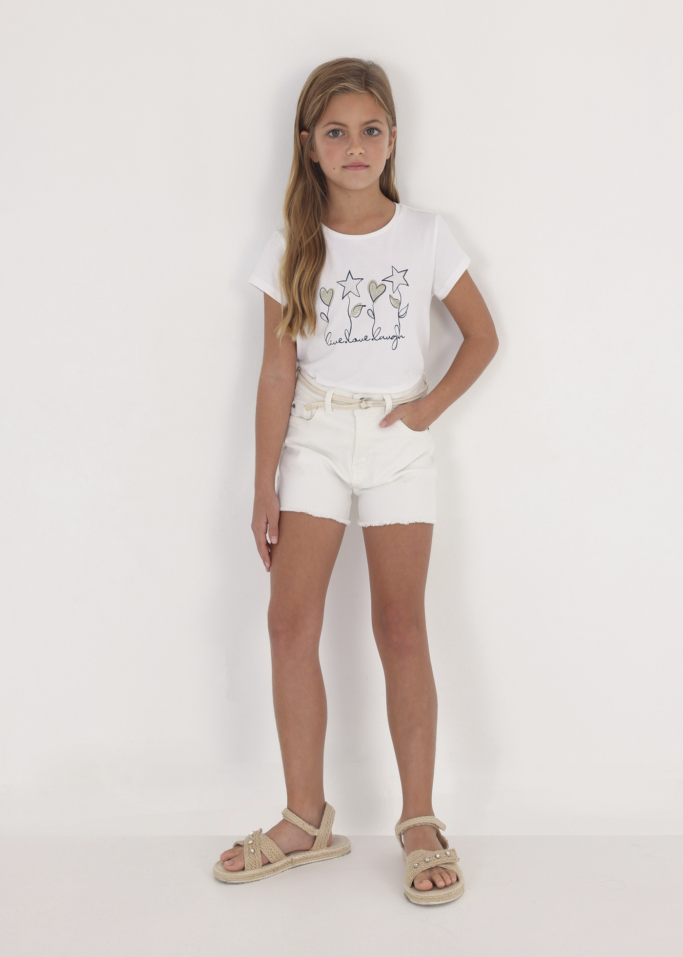 Camiseta de manga curta para meninas, feita de algodão sustentável.