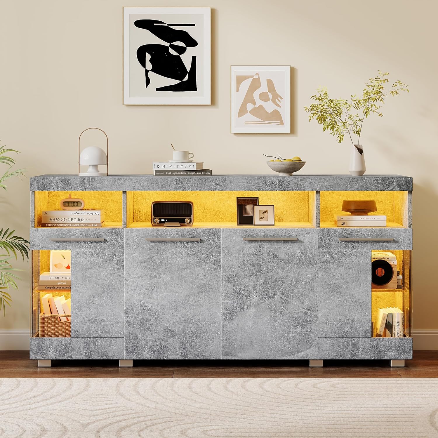Merax Sideboard mit LED-Beleuchtung, Hochglanz Kommode Anrichte Schrank mit 4 Türen & Offene Staufächer, Mehrzweckschrank mit Glastüren, Aufbewahrungsschrank für Wohnzimmer, Esszimmer, Zementfarbener