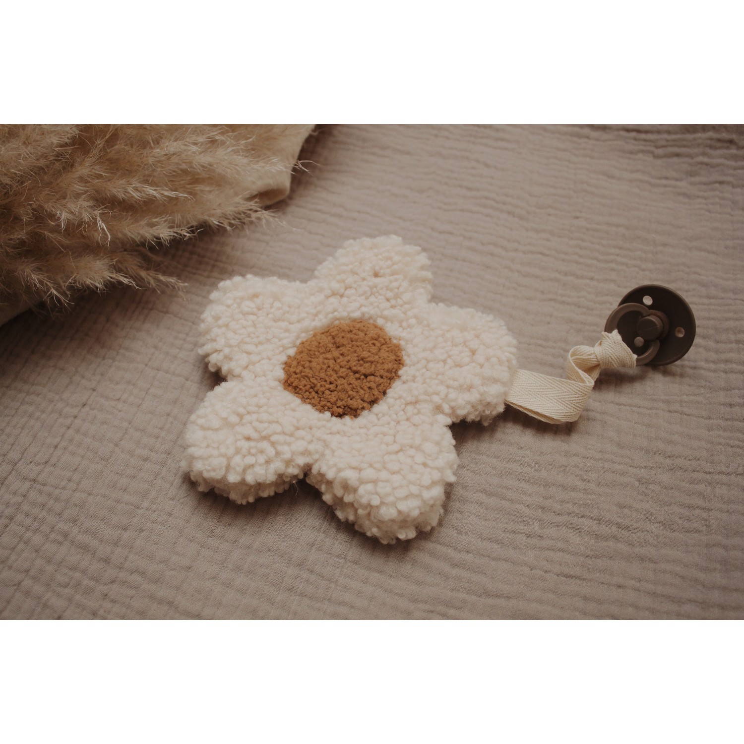 Moon and Maya : Daisy  White