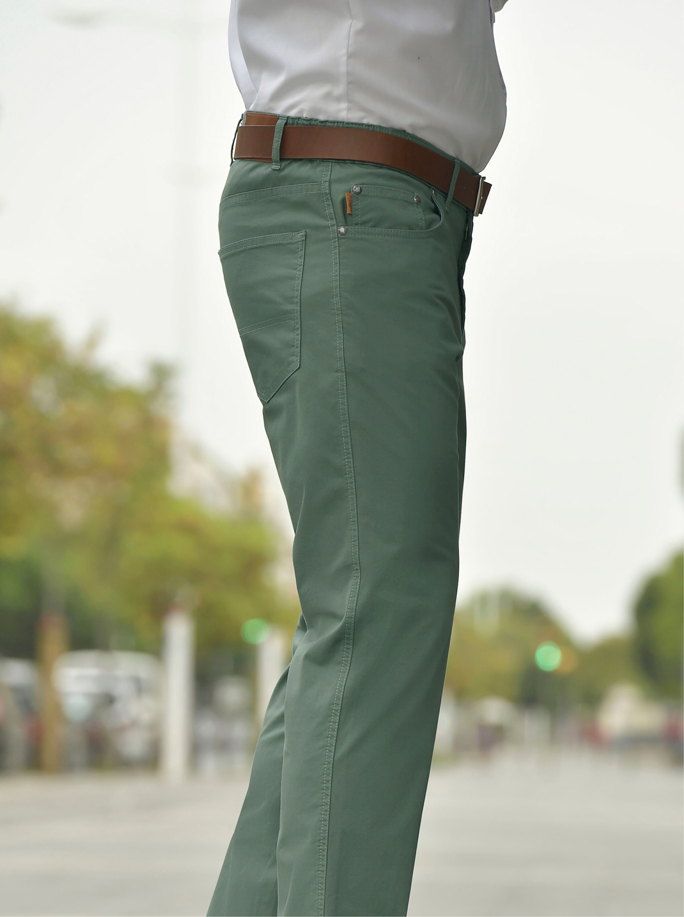 Hose in jadegrün