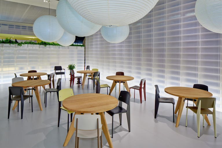Vitra Gueridon tafel 105 massief eiken, geolied