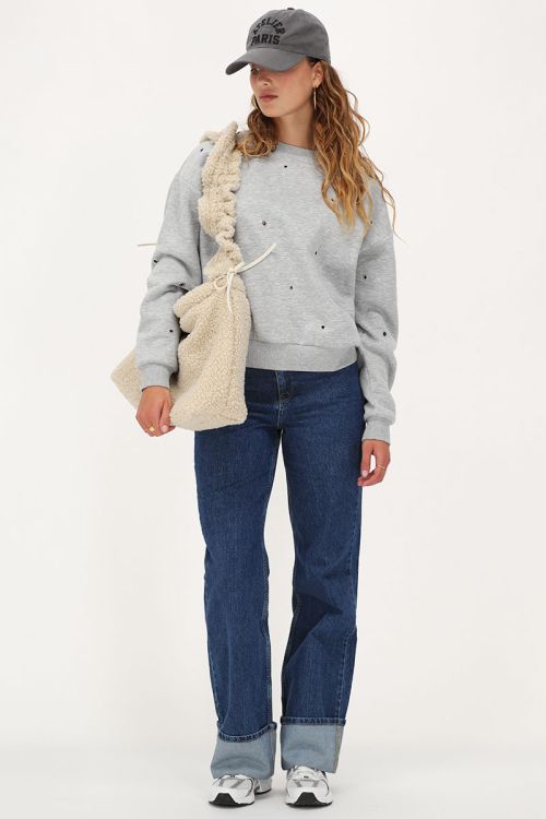 Lichtgrijze sweater met open studs