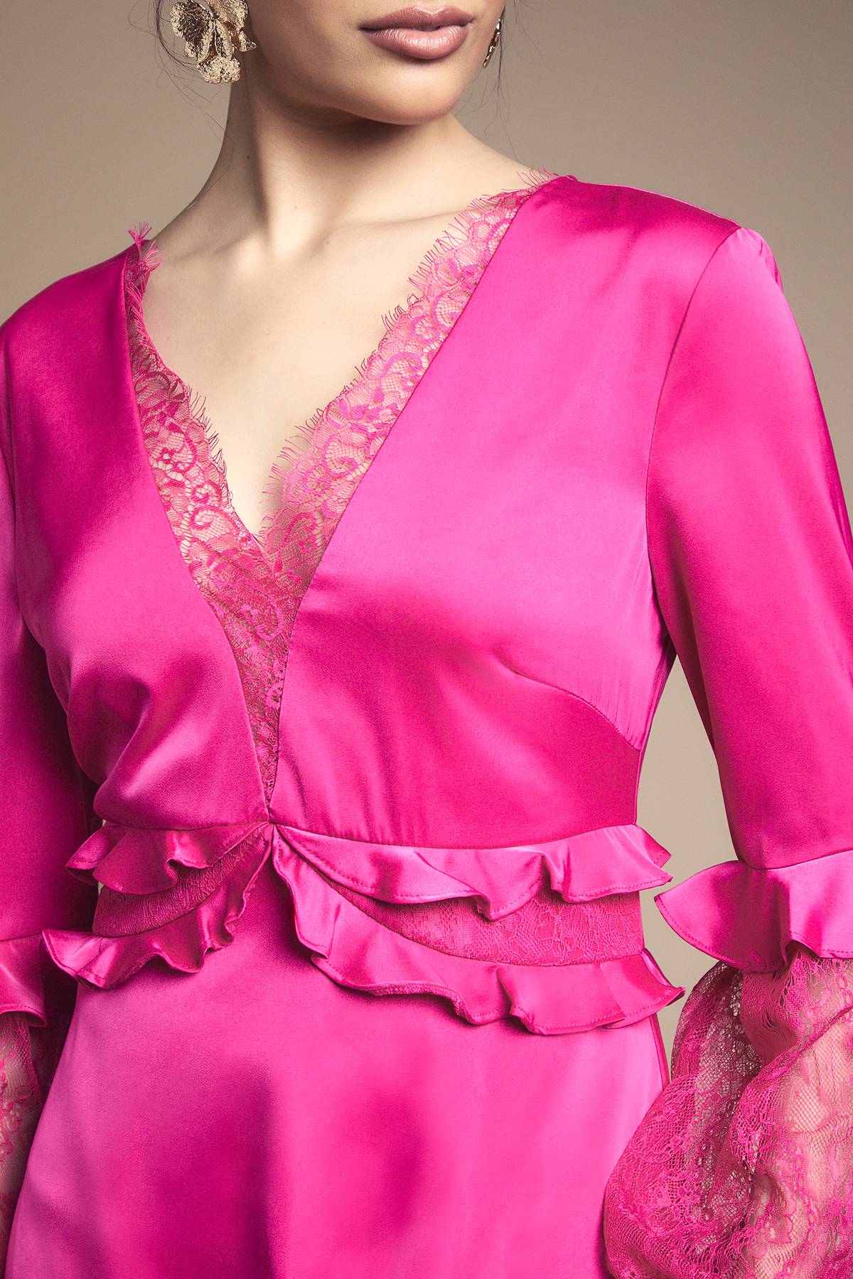 Oasis Robe Mi-Longue Col V à Manches en Dentelle et Taille Froncée