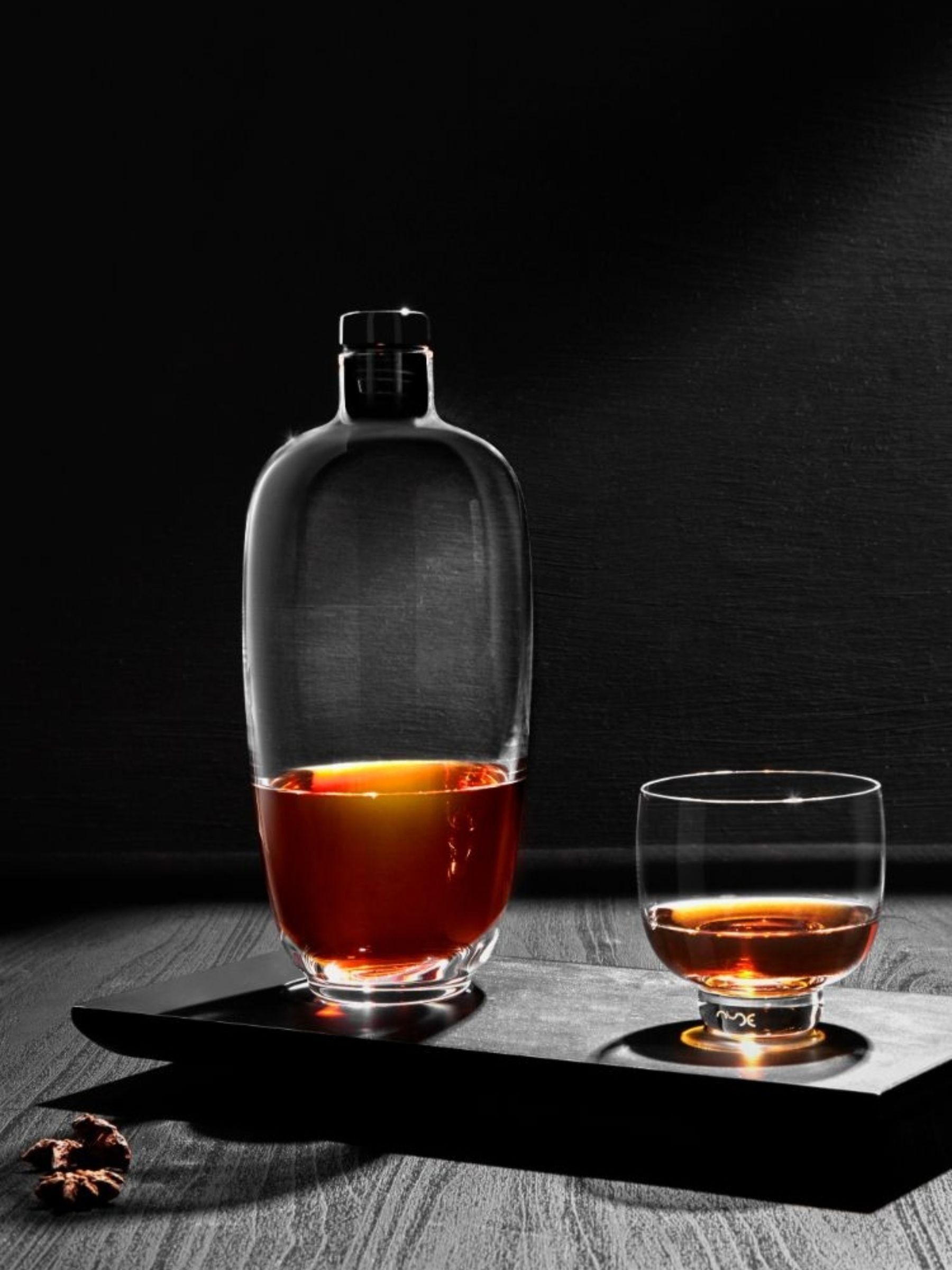 Nude Malt Tall Whisky Bottle with Wooden Tray