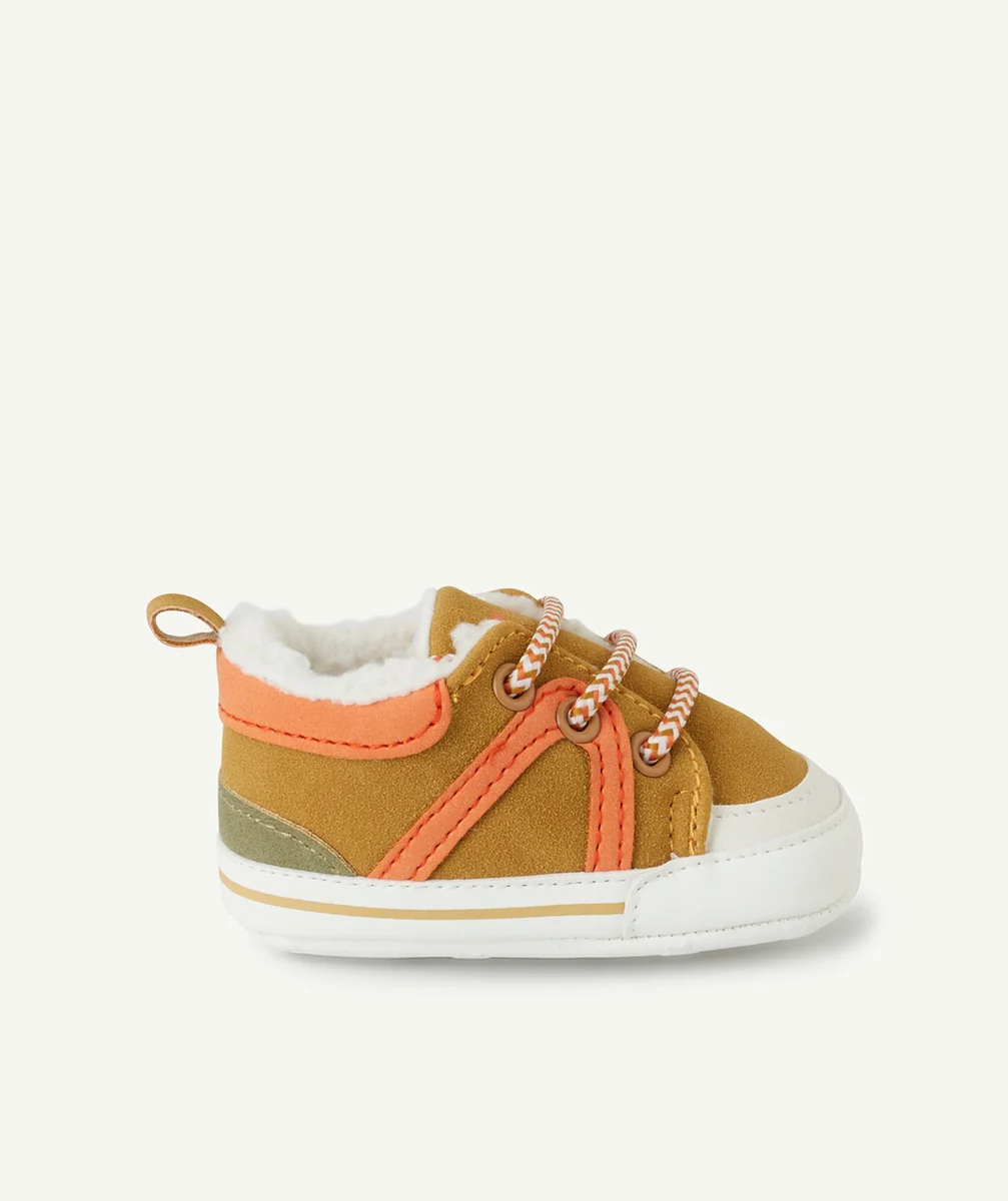 CHAUSSONS TYPE BASKETS BÉBÉ MARRON ET ORANGE AVEC BOUCLETTES