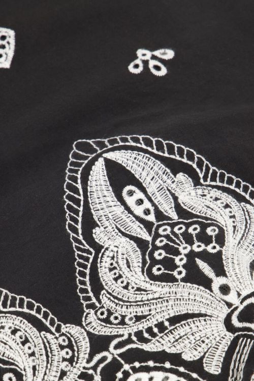 Zwarte top met gestrikte achterkant en embroidery