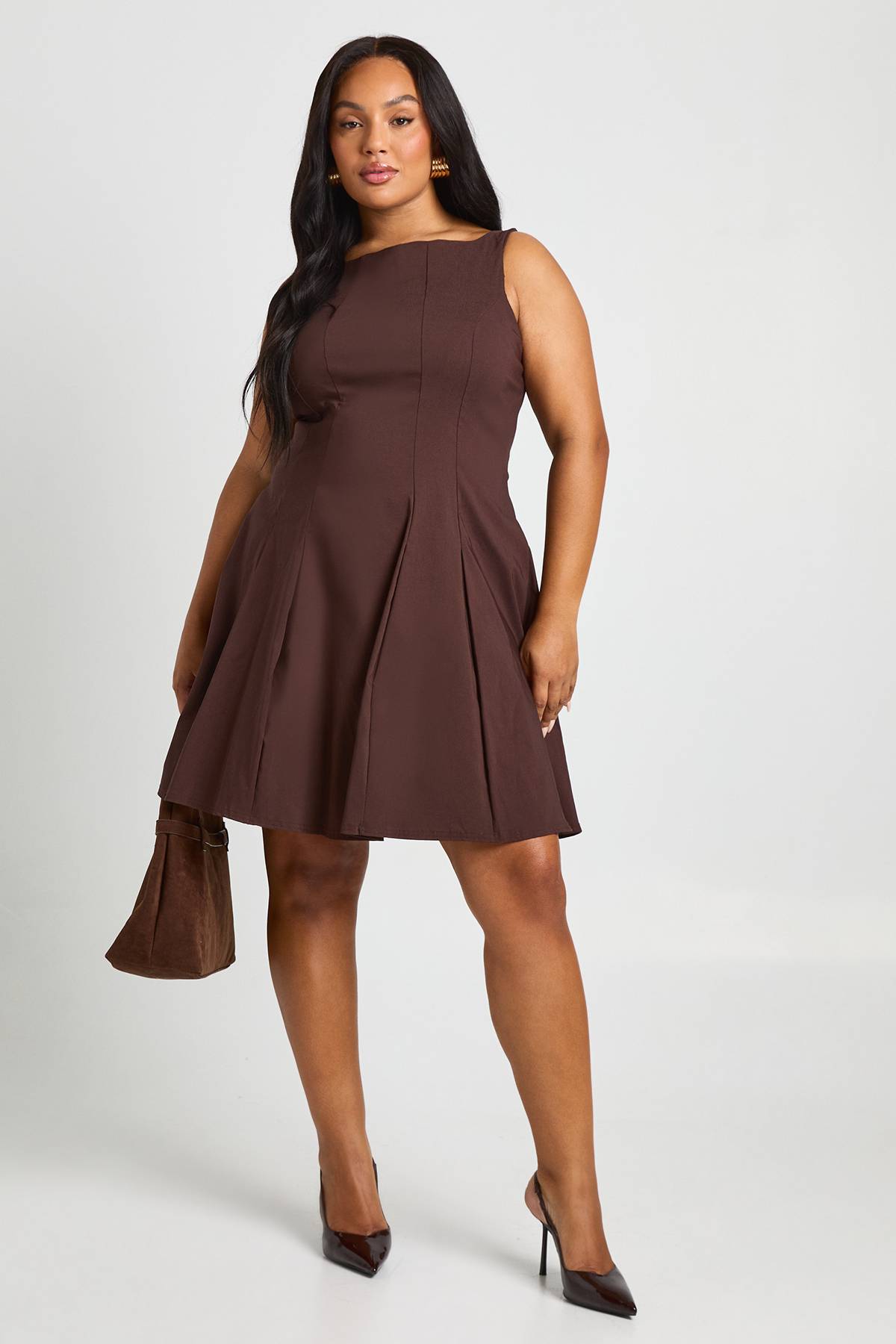 boohoo Robe patineuse plissée en bengaline à encolure racer grande taille