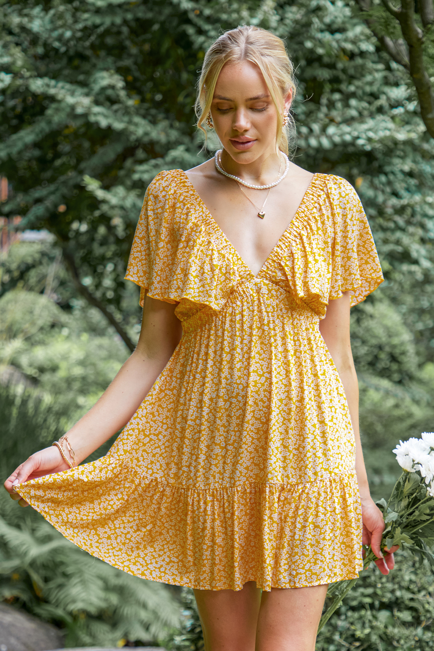 Robe mini fleurie avec ourlet à volants et col plongeant