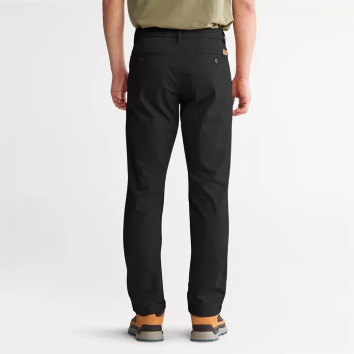Calças chino elásticas Sargent Lake para homem, na cor preta.