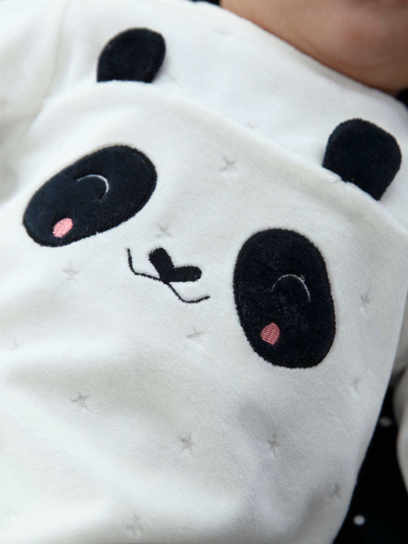 Pijama de veludo para bebê com botões de pressão nas costas, branco claro liso com estampas.