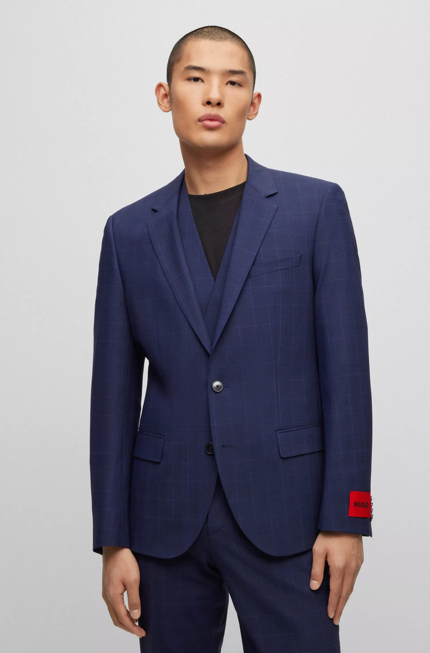 Terno HUGO vermelho de três peças, corte slim, em tecido elástico xadrez.