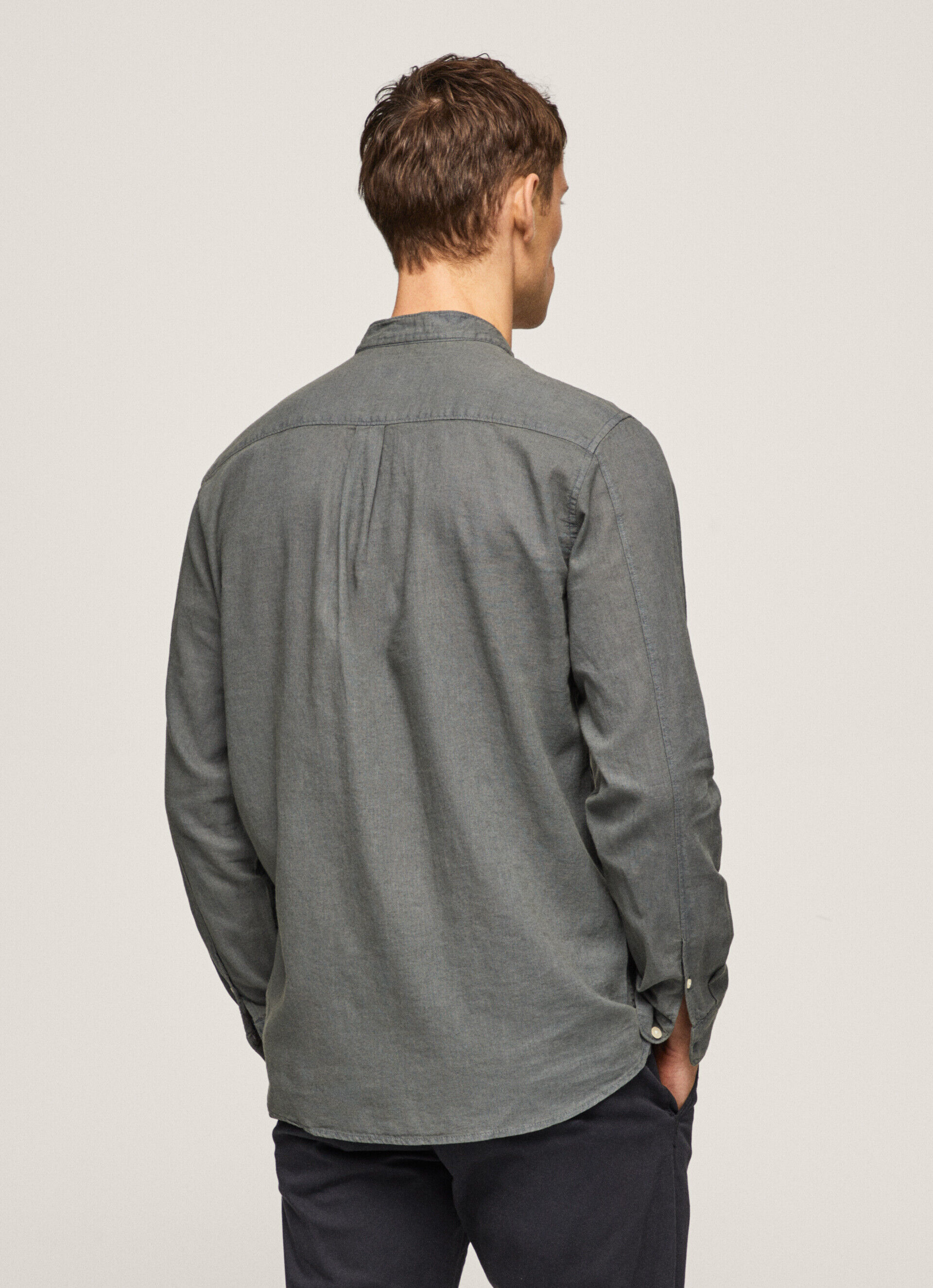 Camisa de corte regular em linho - verde-musgo
