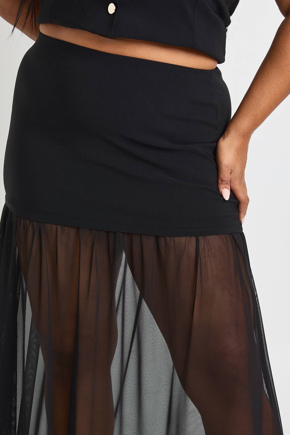 boohoo Ensemble Grande Taille Gilet À Boutons Dorés Et Jupe Avec Insert En Mesh