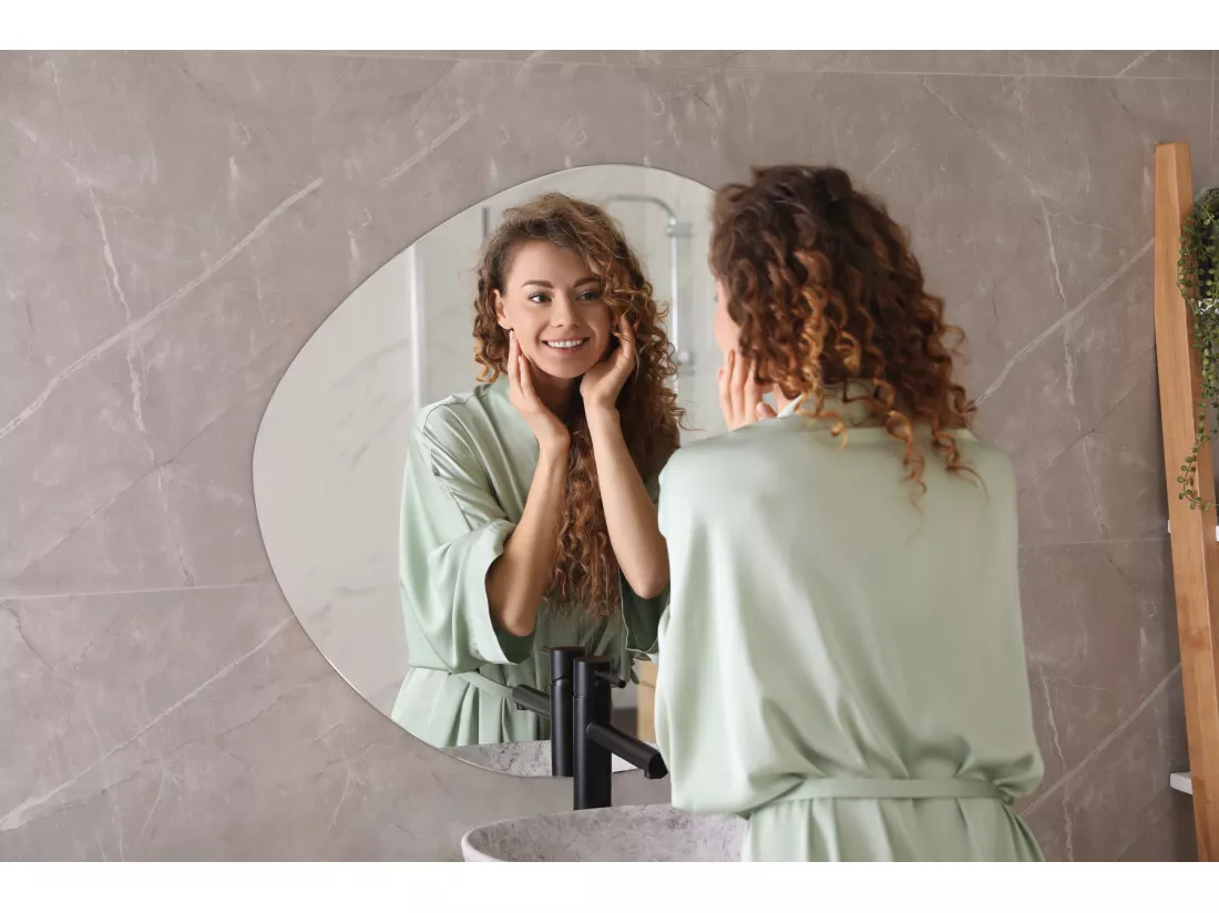Miroir suspendu asymétrique pour la chambre Japandi 67 cm x 67,6 cm