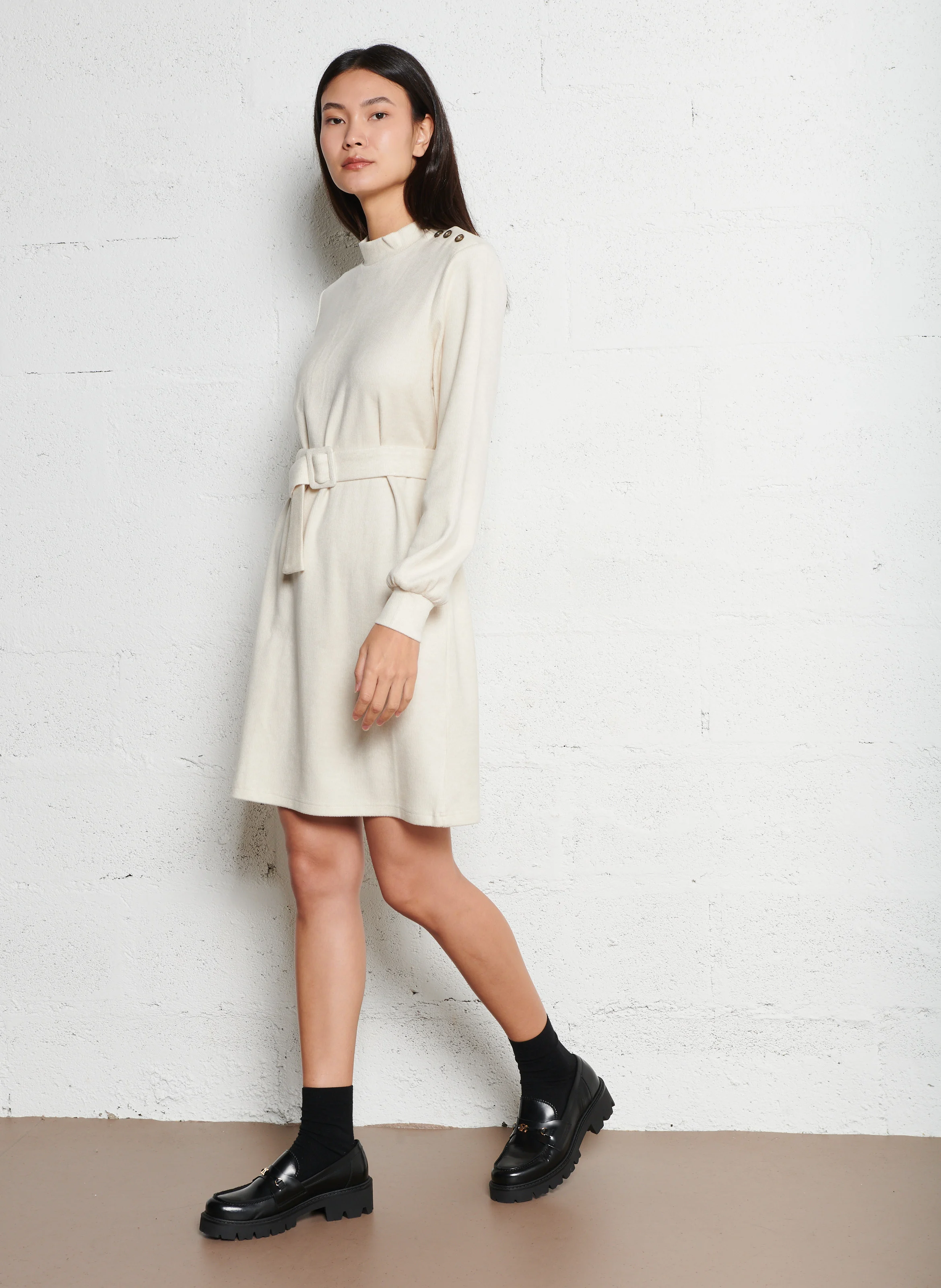 RAVEN - Robe midi droite à col montant | Blanc