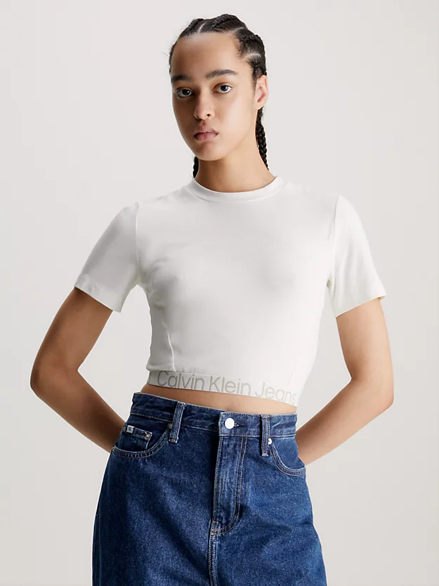 Camiseta curta de corte justo com fita com o logotipo.