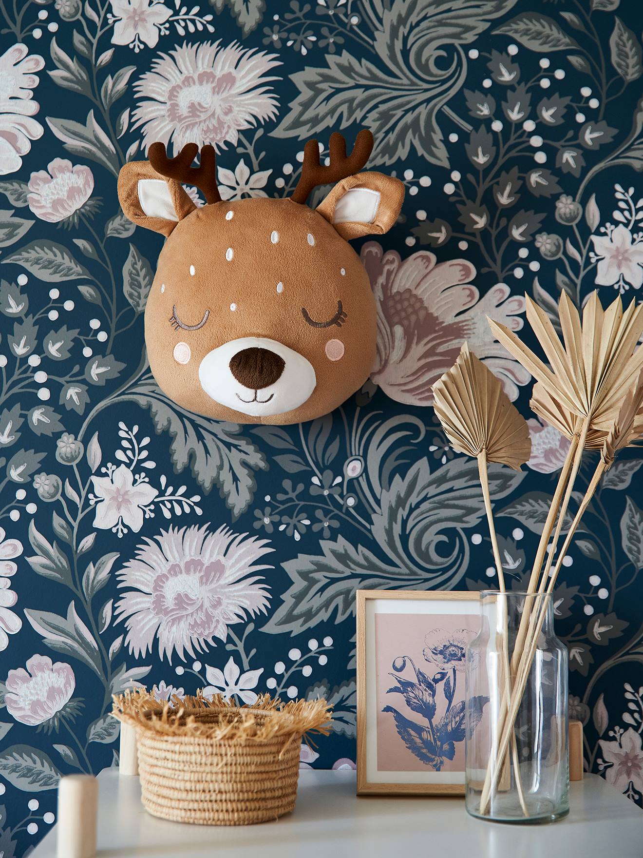 Decoração de parede simples com veado marrom médio