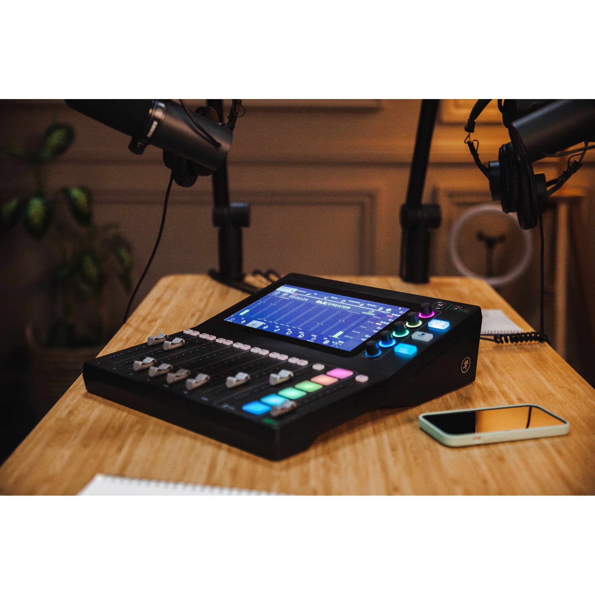 Mackie DLZ Creator podcast- & broadcast-mixer