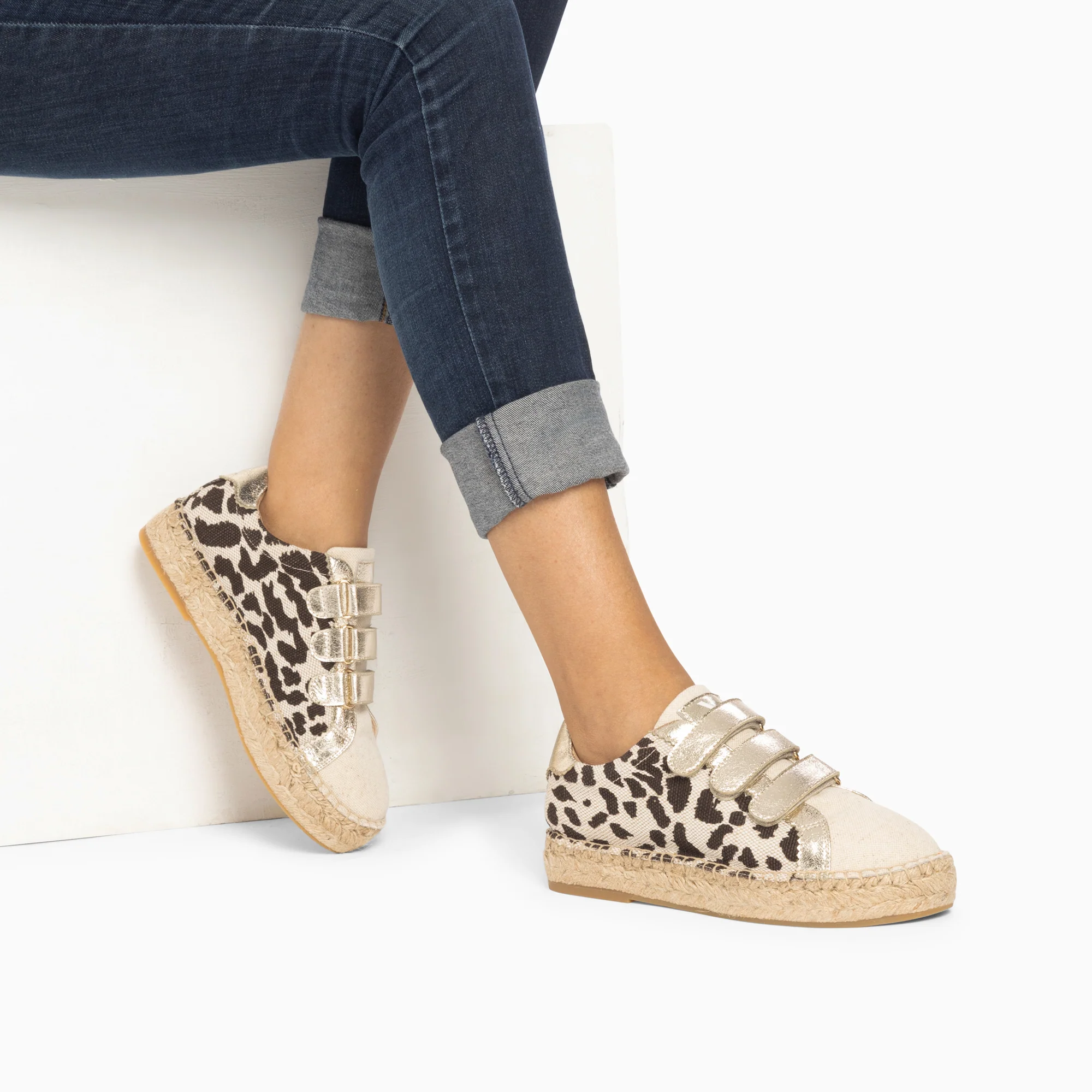 Sneakers-Baskets espadrilles Alyssa léopard et or à scratchs
