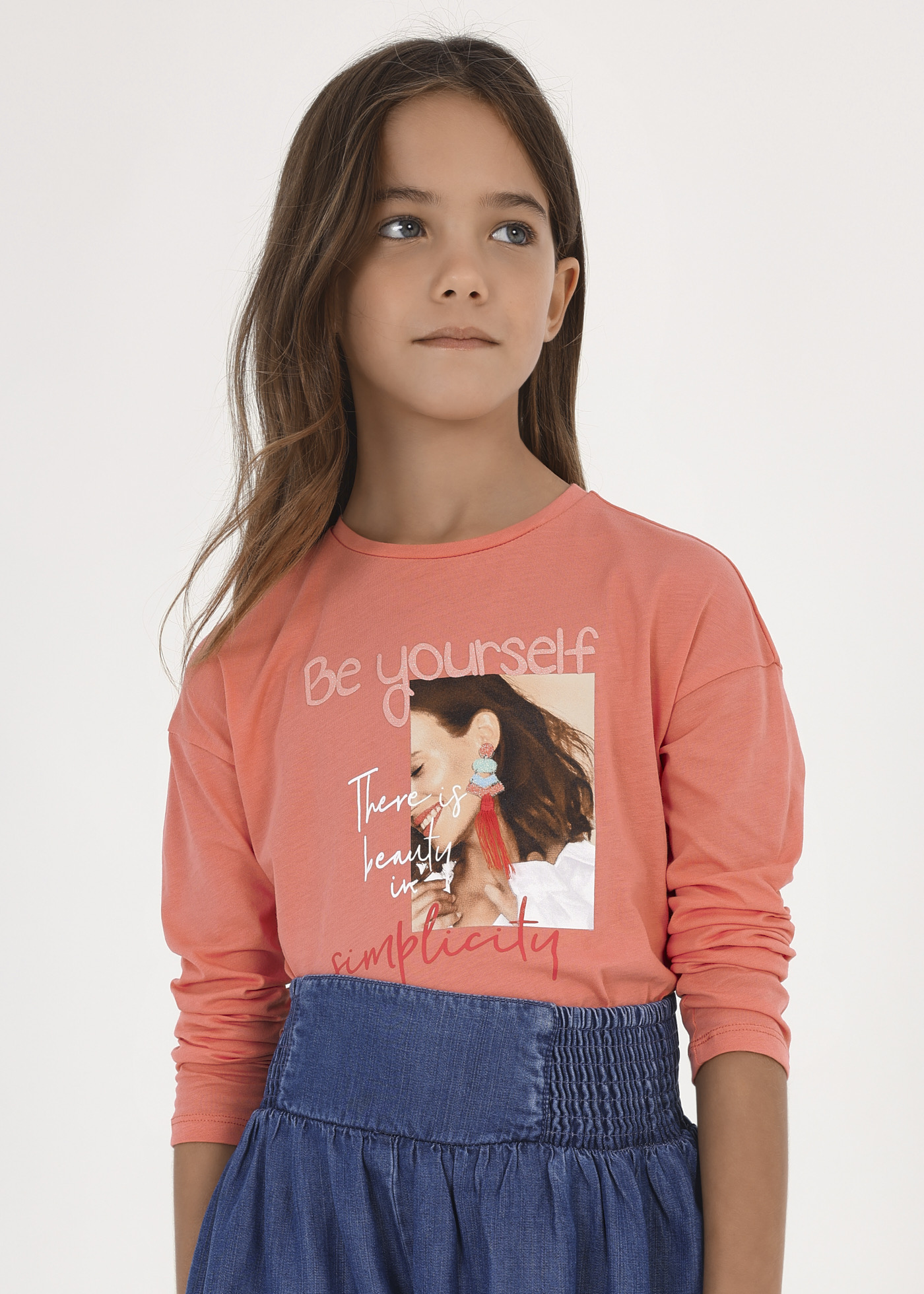 Camiseta de manga comprida para meninas, feita de algodão sustentável.