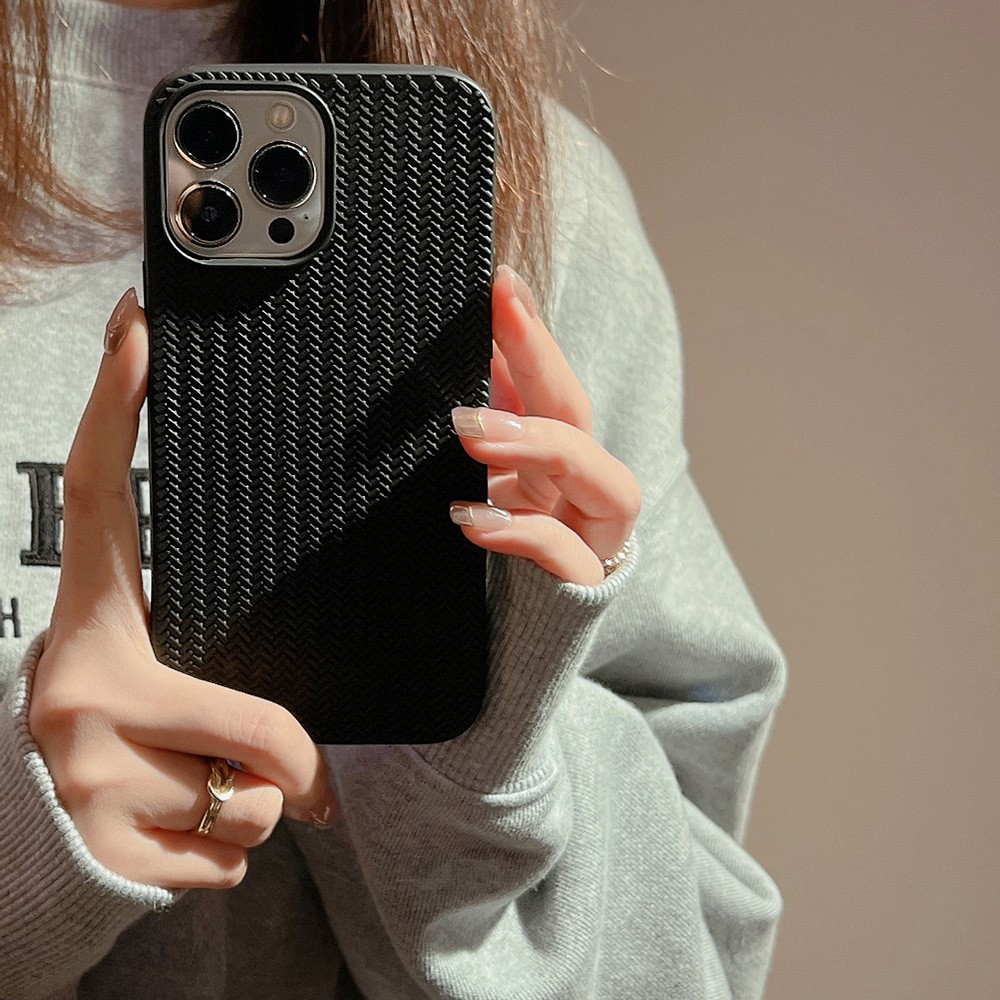 iPhone 12 / iPhone 12 Pro Gummi Case Schutzhülle Chevron Design - Schwarz
