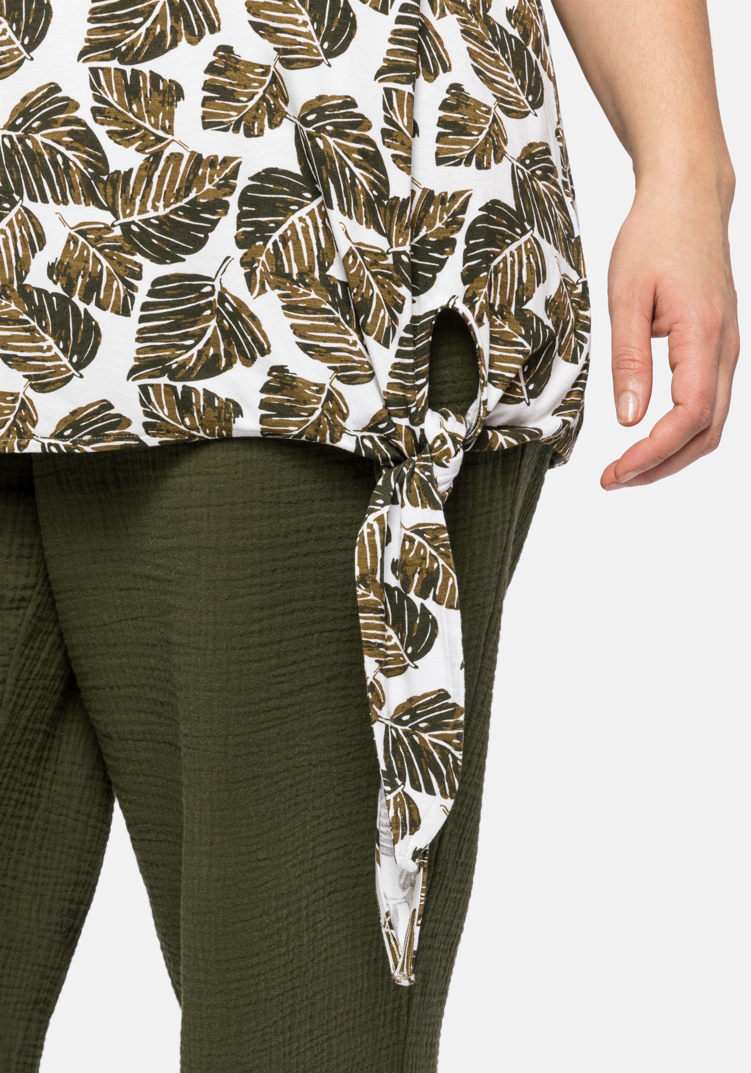 Shirt mit Blätterprint und Knoten am Saum