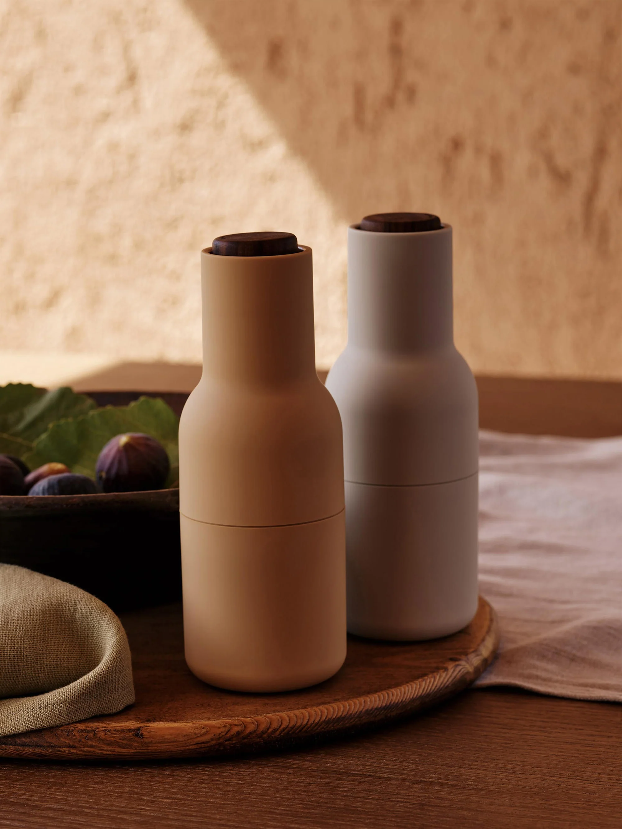 Zout- en peperstrooier Bottle Grinder met walnoothouten deksel, 2-delig