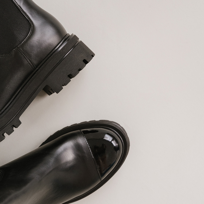 Boots à bouts ronds et semelles crantées...  en cuir et vernis noir