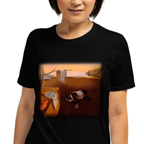 Camiseta feminina Mascochula, com estampa moderna de Dali, personalizada com a foto do seu pet preto.