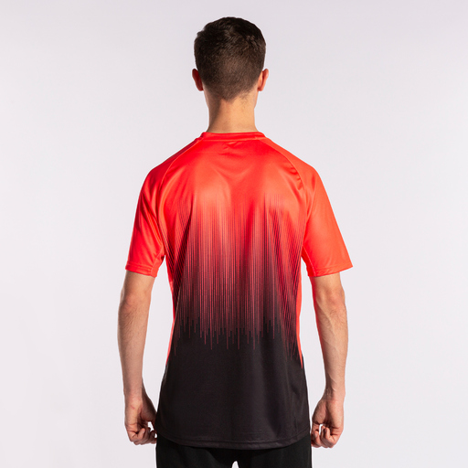 Camiseta Joma Tiger IV de manga curta, preta e coral fluorescente.