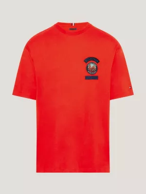 Camiseta de malha com vários logotipos e modelagem ajustada.