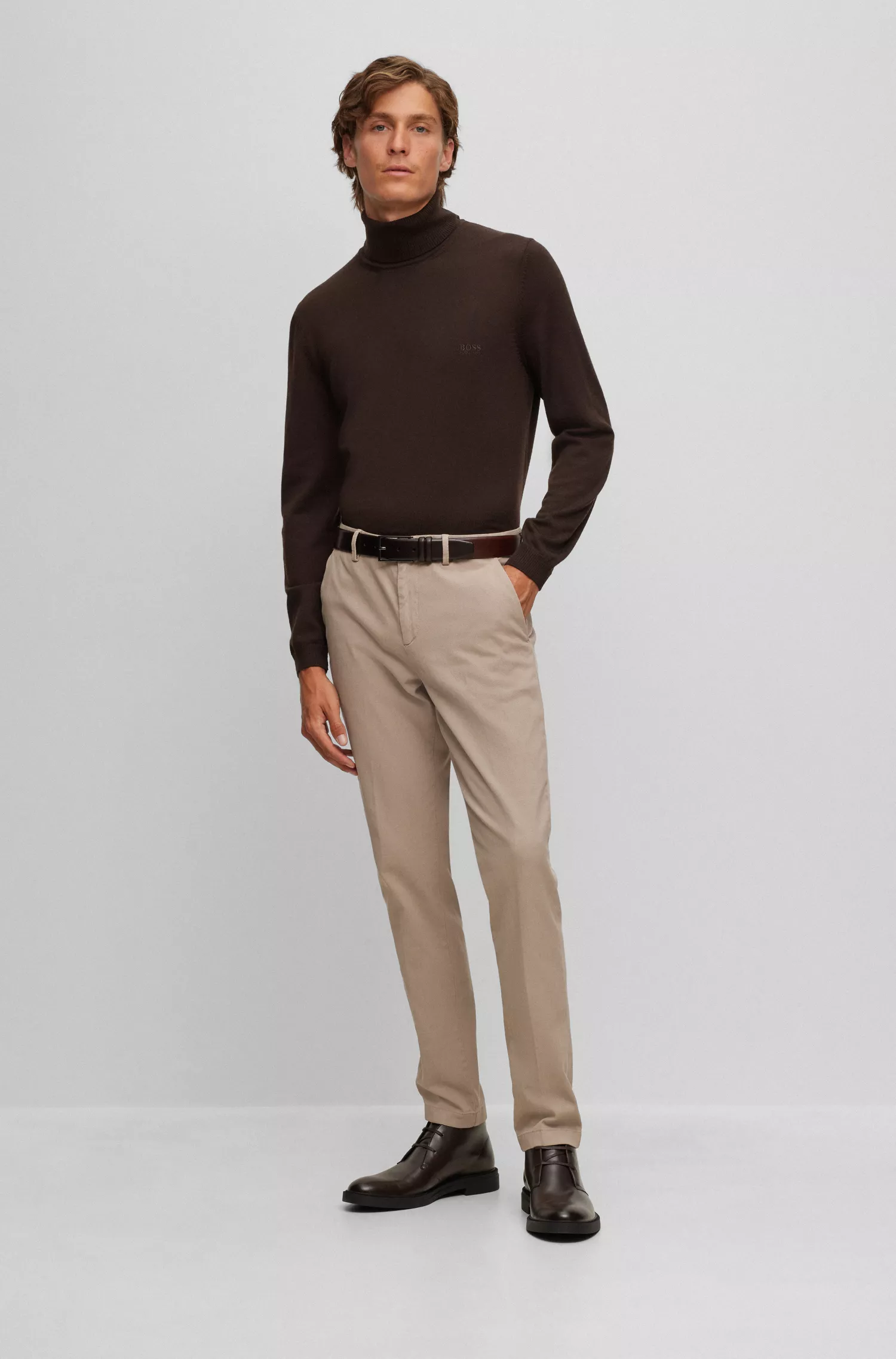 Botas desert BOSS em couro preto com detalhes da marca.