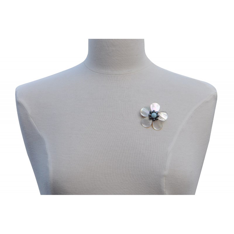 Broche Fleur en Nacre Ivoire Perles Keshi et Larimar