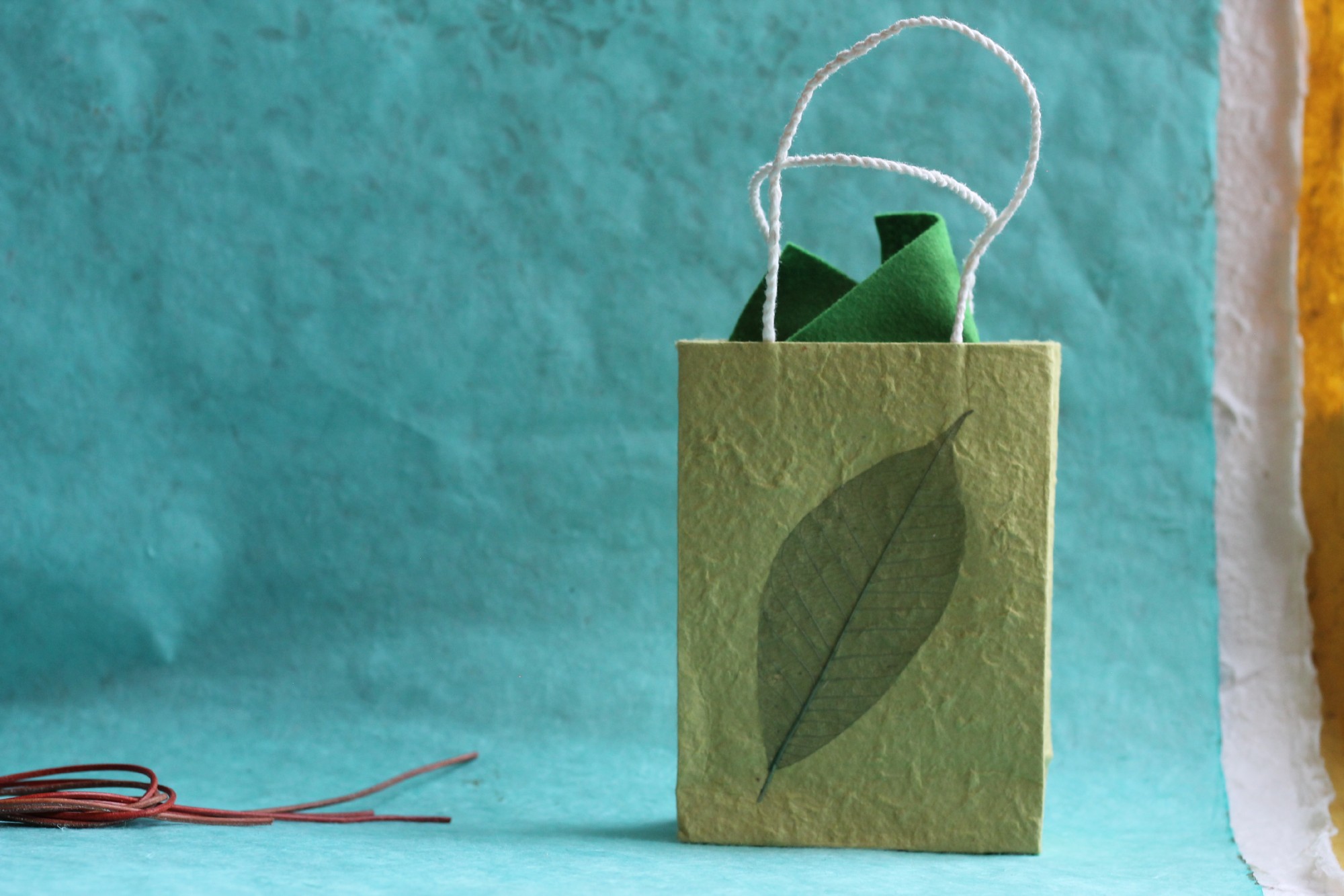 Tasche aus handgeschöpftem Papier, grün, L 11,5 cm, B 5 cm, H 16 cm günstig bestellen