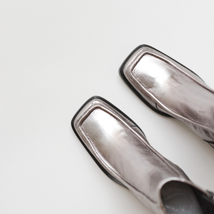 Boots à talons et bouts carrés, avec coutures apparentes  en cuir craquelé argent foncé