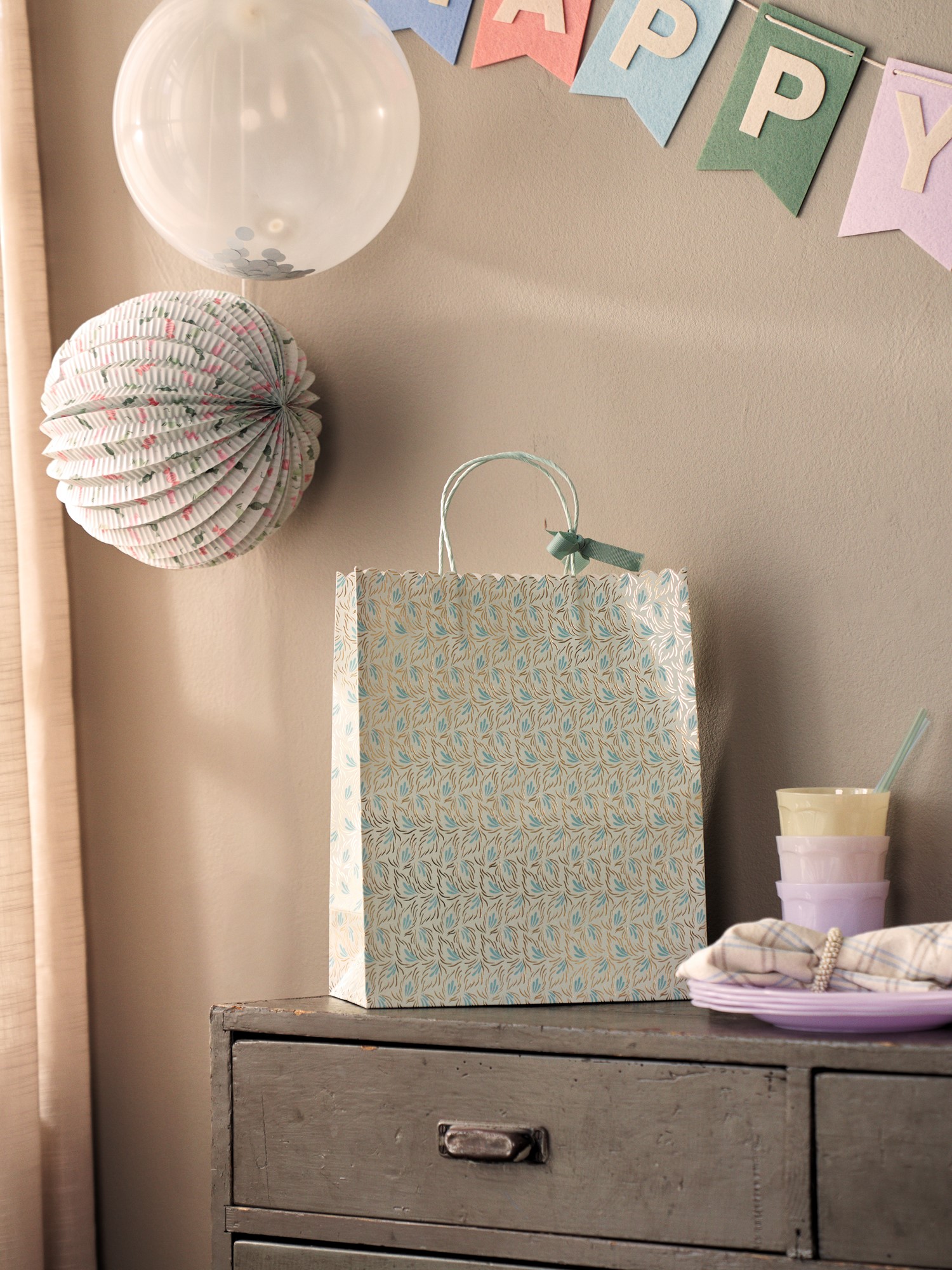Gavepose | Papir. 26,4 x 13,6 x 32,7 cm.  | Dusty Green