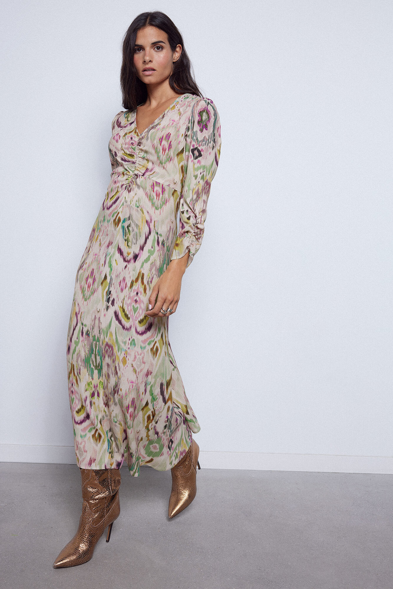 Vestido estampado com decote em V