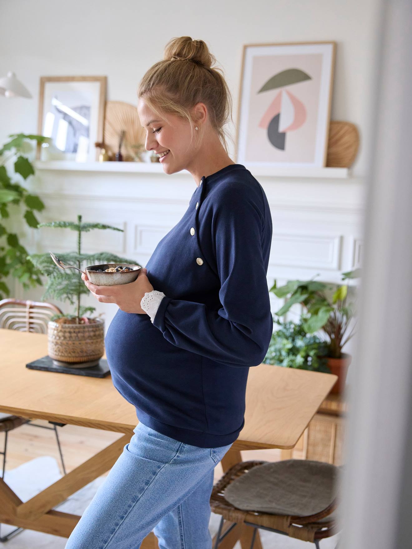 Blusa de moletom azul marinho de lã para gestantes e lactantes.