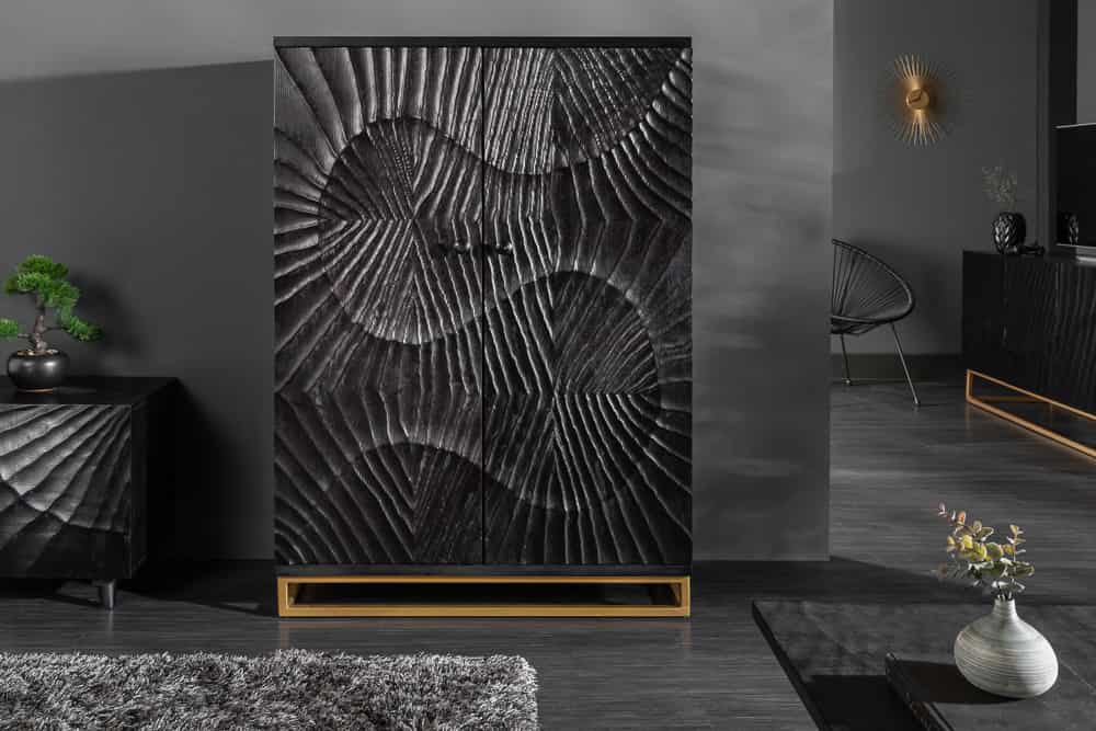 Massiver Barschrank SCORPION 141cm schwarz Mangoholz mit 3D Schnitzereien