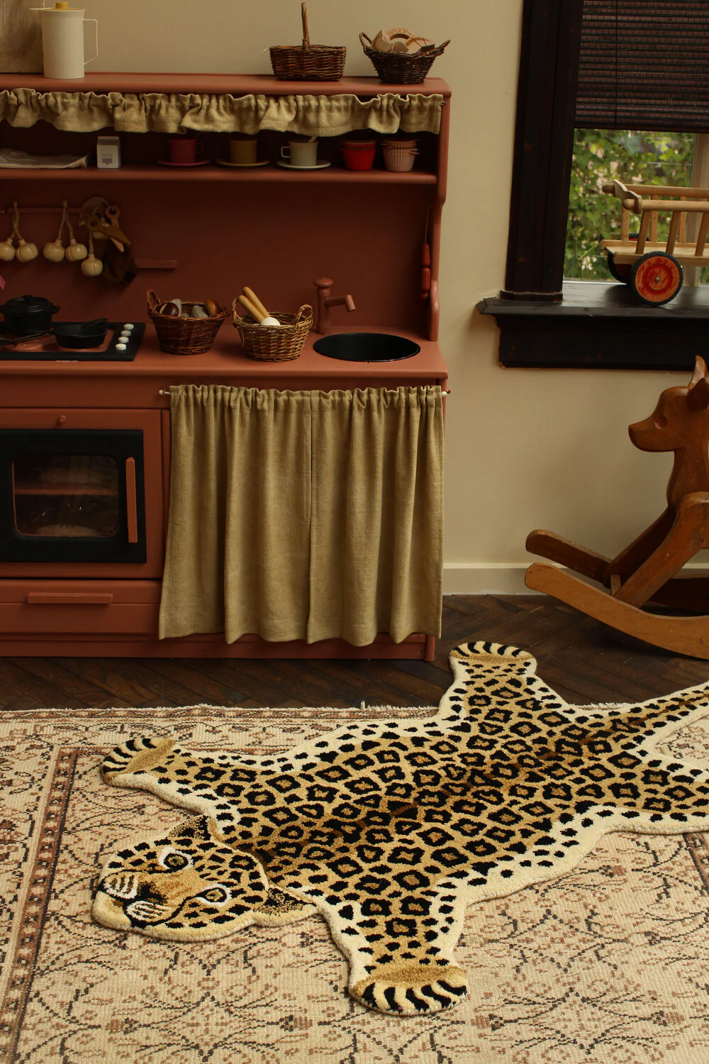 Doing Goods  Loony Leopard gulvtæppe, Large - Brown