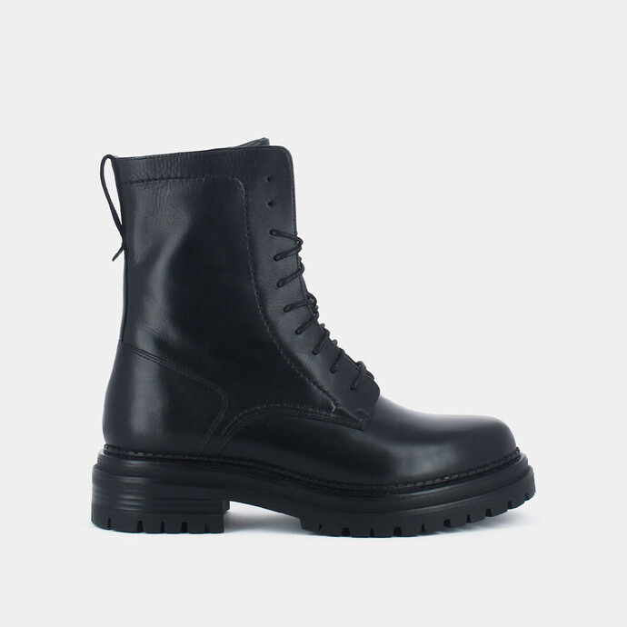 Boots à lacets et semelles crantées  en cuir noir