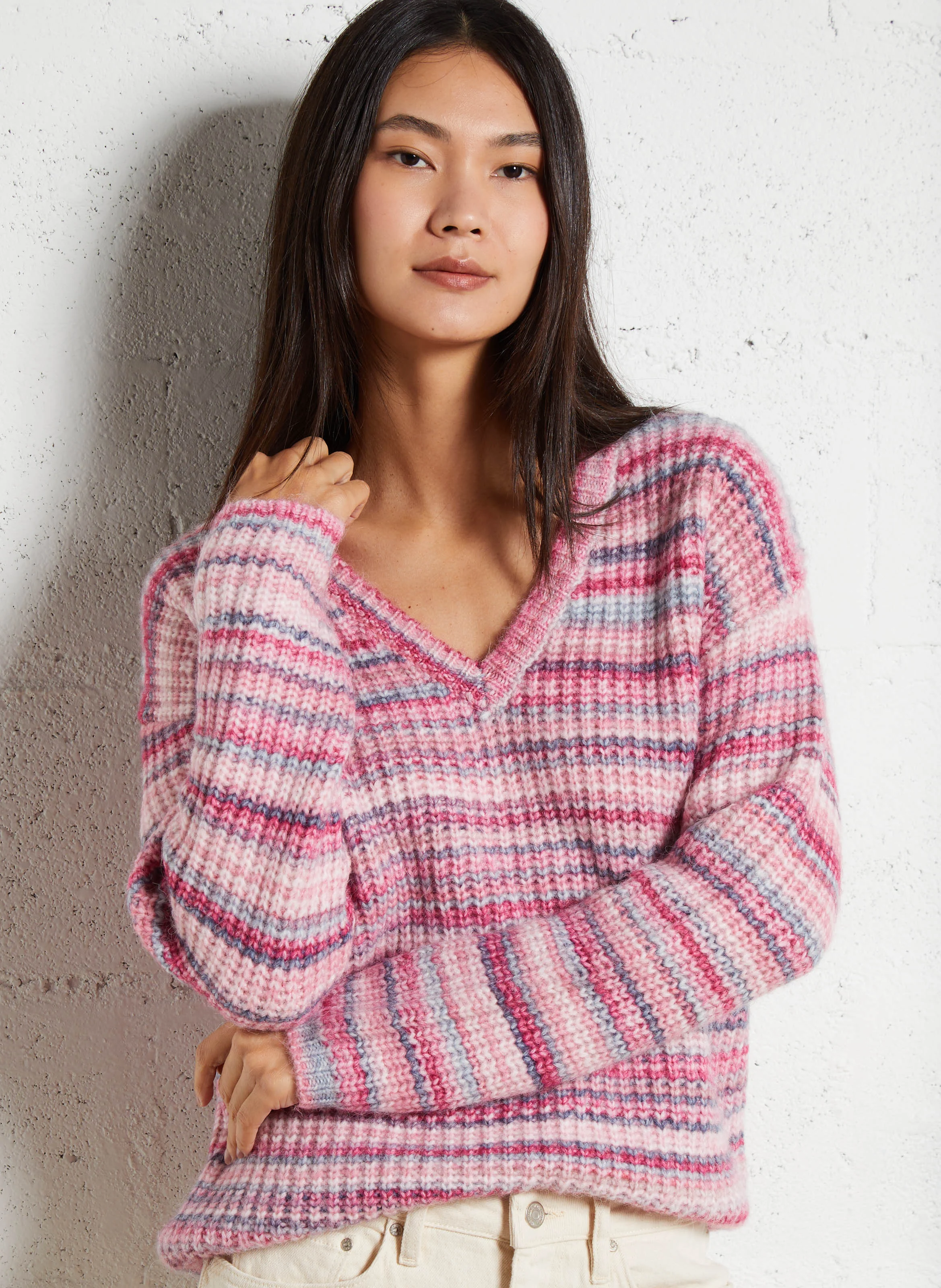 MOSTINA - Pull droit col v à rayures dégradées| Rouge