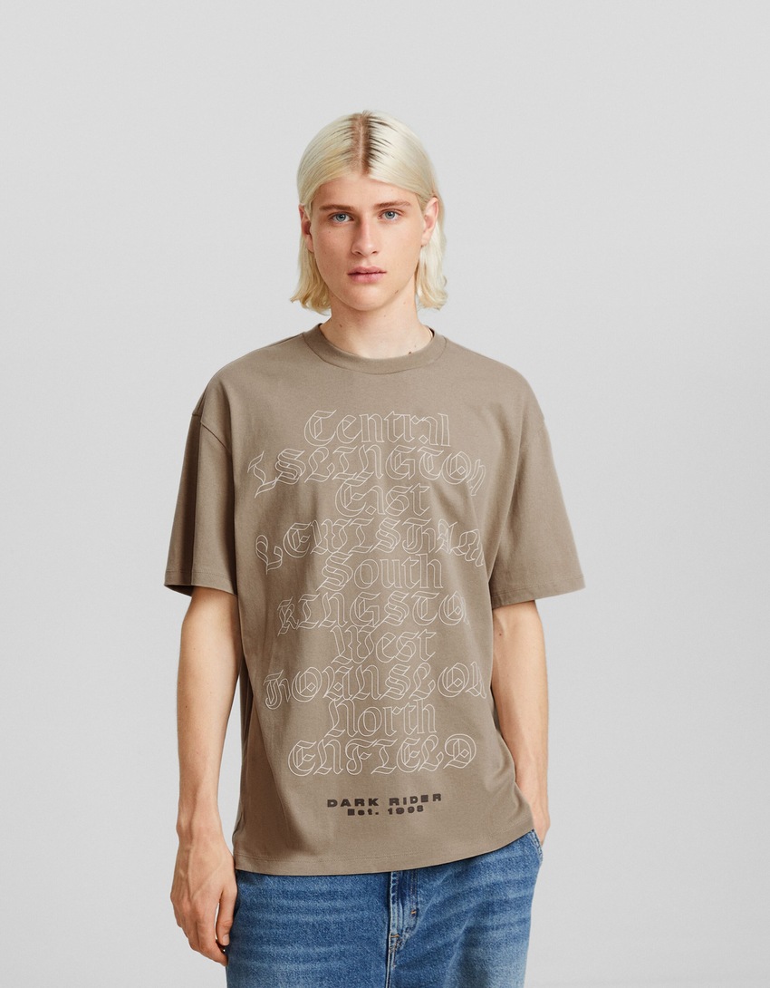 Camiseta de manga curta com estampa londrina e modelagem quadrada