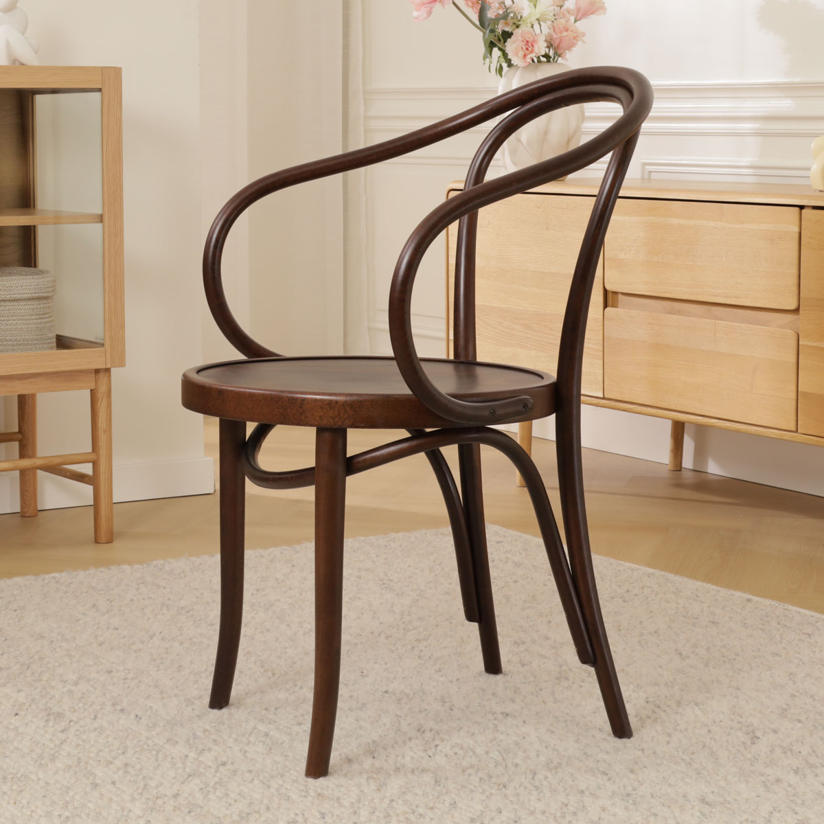 Houten eetkamerstoel met armleuningen Venice No. 9 - walnoot