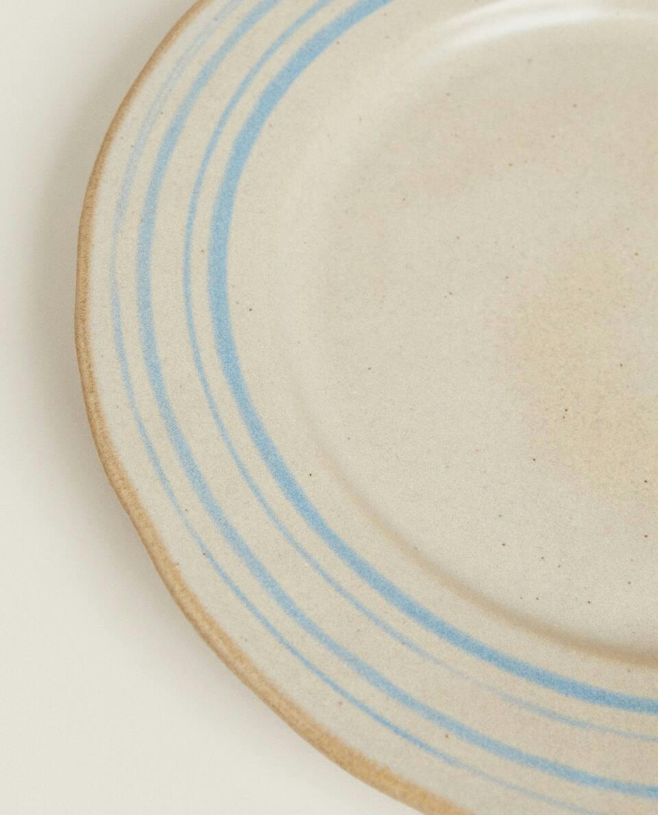Louça de grés com design linear