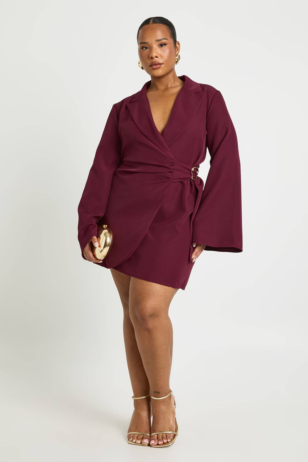 boohoo Robe blazer grande taille cintrée avec détails de boucle et ceinture nouée